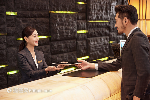 商務(wù)男性酒店服務(wù)臺(tái)辦理入住