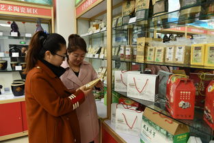 游客在我區(qū)電子商務(wù)中心選購農(nóng)產(chǎn)品